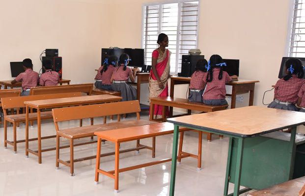Indische Waisen und Halbwaisen am Computer