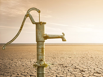 Wasserhahn mit Griff zum Pumpen in ausgetrockneter Gegend