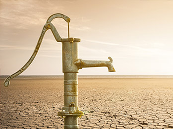 Wasserhahn mit Griff zum Pumpen in ausgetrockneter Gegend